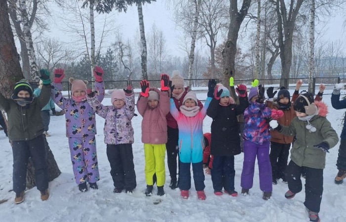 Korzystając z pięknej, zimowej aury, uczniowie klas 1-3 postanowili spędzić czas na świeżym powietrzu, oddając się radosnym zabawom na śniegu. Dzieci z zapałem lepiły bałwany, budowały śniegowe fortece i urządzały bitwy na śnieżki. Nie zabrakło też ślizgów na sankach i beztroskich harców w białym puchu. Każdy znalazł coś dla siebie, a uśmiechy na twarzach naszych uczniów mówią same za siebie – zimowa zabawa to doskonały sposób na aktywność i integrację.
