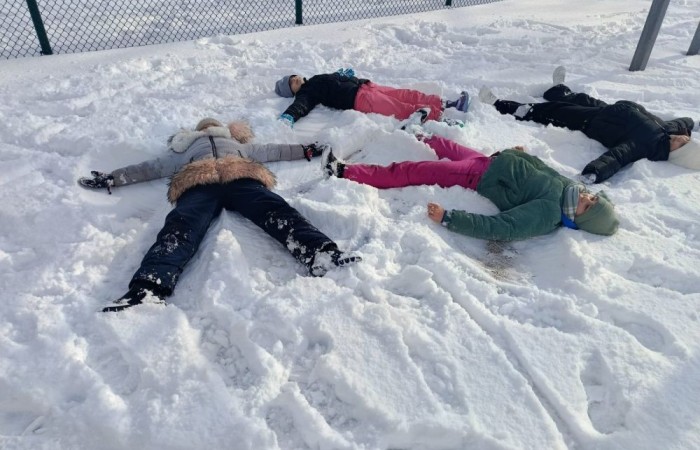 Korzystając z pięknej, zimowej aury, uczniowie klas 1-3 postanowili spędzić czas na świeżym powietrzu, oddając się radosnym zabawom na śniegu. Dzieci z zapałem lepiły bałwany, budowały śniegowe fortece i urządzały bitwy na śnieżki. Nie zabrakło też ślizgów na sankach i beztroskich harców w białym puchu. Każdy znalazł coś dla siebie, a uśmiechy na twarzach naszych uczniów mówią same za siebie – zimowa zabawa to doskonały sposób na aktywność i integrację.
