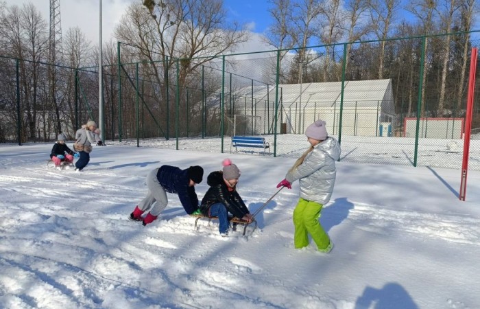 Korzystając z pięknej, zimowej aury, uczniowie klas 1-3 postanowili spędzić czas na świeżym powietrzu, oddając się radosnym zabawom na śniegu. Dzieci z zapałem lepiły bałwany, budowały śniegowe fortece i urządzały bitwy na śnieżki. Nie zabrakło też ślizgów na sankach i beztroskich harców w białym puchu. Każdy znalazł coś dla siebie, a uśmiechy na twarzach naszych uczniów mówią same za siebie – zimowa zabawa to doskonały sposób na aktywność i integrację.
