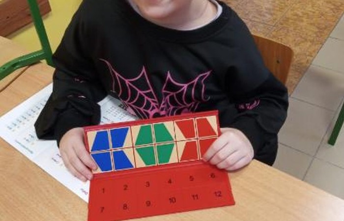 Uczniowie klasy 3a biorący udział w projekcie S.Z.U.M. mieli okazję wcielić się w rolę naukowców. Podczas zajęć „Młody Odkrywca” przeprowadzili fascynujący eksperyment – stworzyli sztuczny śnieg z… pieluszek. Dzieci z ogromnym entuzjazmem badały, jak superabsorbent działa i zamienia wodę w puszysty „śnieg”. Zabawa była przednia, a radość – bezcenna!
Z kolei na zajęciach „Od Smyka do Matematyce” rozwijaliśmy nasze umiejętności liczenia i logicznego myślenia. Poprzez gry, zagadki i kreatywne zadania dzieci przekonały się, że matematyka to nie tylko liczby, ale i świetna zabawa!