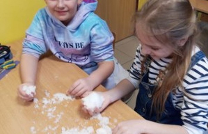 Uczniowie klasy 3a biorący udział w projekcie S.Z.U.M. mieli okazję wcielić się w rolę naukowców. Podczas zajęć „Młody Odkrywca” przeprowadzili fascynujący eksperyment – stworzyli sztuczny śnieg z… pieluszek. Dzieci z ogromnym entuzjazmem badały, jak superabsorbent działa i zamienia wodę w puszysty „śnieg”. Zabawa była przednia, a radość – bezcenna!
Z kolei na zajęciach „Od Smyka do Matematyce” rozwijaliśmy nasze umiejętności liczenia i logicznego myślenia. Poprzez gry, zagadki i kreatywne zadania dzieci przekonały się, że matematyka to nie tylko liczby, ale i świetna zabawa!