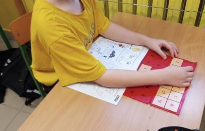 Uczniowie klasy 3a biorący udział w projekcie S.Z.U.M. mieli okazję wcielić się w rolę naukowców. Podczas zajęć „Młody Odkrywca” przeprowadzili fascynujący eksperyment – stworzyli sztuczny śnieg z… pieluszek. Dzieci z ogromnym entuzjazmem badały, jak superabsorbent działa i zamienia wodę w puszysty „śnieg”. Zabawa była przednia, a radość – bezcenna!
Z kolei na zajęciach „Od Smyka do Matematyce” rozwijaliśmy nasze umiejętności liczenia i logicznego myślenia. Poprzez gry, zagadki i kreatywne zadania dzieci przekonały się, że matematyka to nie tylko liczby, ale i świetna zabawa!