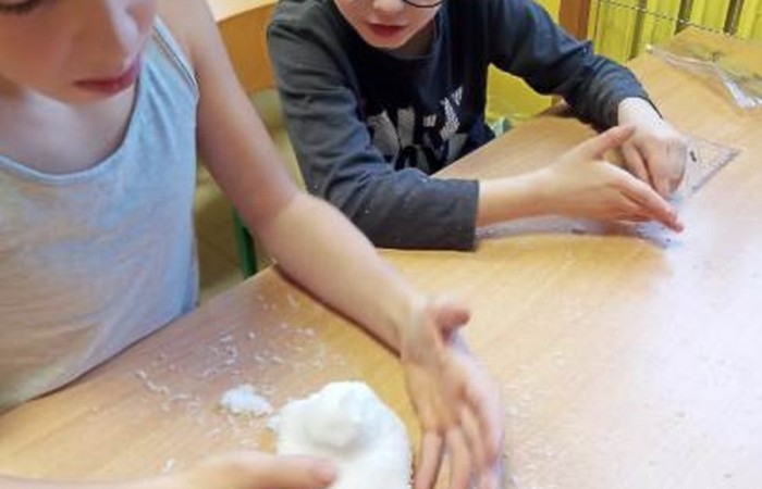 Uczniowie klasy 3a biorący udział w projekcie S.Z.U.M. mieli okazję wcielić się w rolę naukowców. Podczas zajęć „Młody Odkrywca” przeprowadzili fascynujący eksperyment – stworzyli sztuczny śnieg z… pieluszek. Dzieci z ogromnym entuzjazmem badały, jak superabsorbent działa i zamienia wodę w puszysty „śnieg”. Zabawa była przednia, a radość – bezcenna!
Z kolei na zajęciach „Od Smyka do Matematyce” rozwijaliśmy nasze umiejętności liczenia i logicznego myślenia. Poprzez gry, zagadki i kreatywne zadania dzieci przekonały się, że matematyka to nie tylko liczby, ale i świetna zabawa!