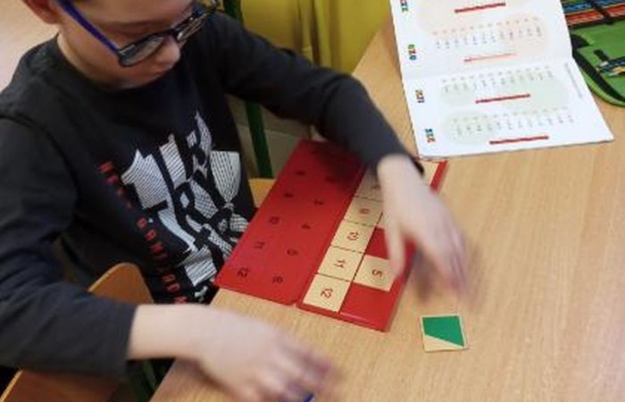 Uczniowie klasy 3a biorący udział w projekcie S.Z.U.M. mieli okazję wcielić się w rolę naukowców. Podczas zajęć „Młody Odkrywca” przeprowadzili fascynujący eksperyment – stworzyli sztuczny śnieg z… pieluszek. Dzieci z ogromnym entuzjazmem badały, jak superabsorbent działa i zamienia wodę w puszysty „śnieg”. Zabawa była przednia, a radość – bezcenna!
Z kolei na zajęciach „Od Smyka do Matematyce” rozwijaliśmy nasze umiejętności liczenia i logicznego myślenia. Poprzez gry, zagadki i kreatywne zadania dzieci przekonały się, że matematyka to nie tylko liczby, ale i świetna zabawa!