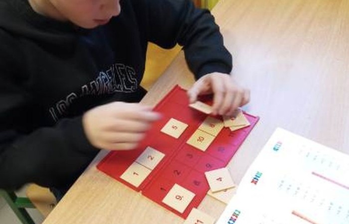 Uczniowie klasy 3a biorący udział w projekcie S.Z.U.M. mieli okazję wcielić się w rolę naukowców. Podczas zajęć „Młody Odkrywca” przeprowadzili fascynujący eksperyment – stworzyli sztuczny śnieg z… pieluszek. Dzieci z ogromnym entuzjazmem badały, jak superabsorbent działa i zamienia wodę w puszysty „śnieg”. Zabawa była przednia, a radość – bezcenna!
Z kolei na zajęciach „Od Smyka do Matematyce” rozwijaliśmy nasze umiejętności liczenia i logicznego myślenia. Poprzez gry, zagadki i kreatywne zadania dzieci przekonały się, że matematyka to nie tylko liczby, ale i świetna zabawa!