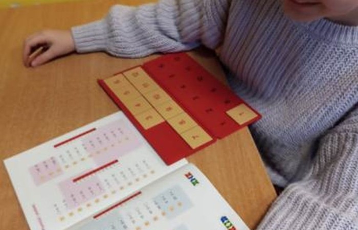 Uczniowie klasy 3a biorący udział w projekcie S.Z.U.M. mieli okazję wcielić się w rolę naukowców. Podczas zajęć „Młody Odkrywca” przeprowadzili fascynujący eksperyment – stworzyli sztuczny śnieg z… pieluszek. Dzieci z ogromnym entuzjazmem badały, jak superabsorbent działa i zamienia wodę w puszysty „śnieg”. Zabawa była przednia, a radość – bezcenna!
Z kolei na zajęciach „Od Smyka do Matematyce” rozwijaliśmy nasze umiejętności liczenia i logicznego myślenia. Poprzez gry, zagadki i kreatywne zadania dzieci przekonały się, że matematyka to nie tylko liczby, ale i świetna zabawa!