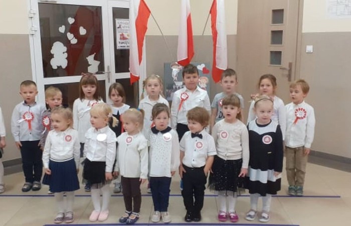 Odśpiewanie hymnu narodowego o godz. 11.11 w dniu 10.11 z okazji 103 rocznicy obchodów Święta Odzyskania Niepodległości przez dzieci z całego przedszkola.