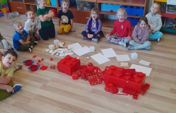 Odśpiewanie hymnu narodowego o godz. 11.11 w dniu 10.11 z okazji 103 rocznicy obchodów Święta Odzyskania Niepodległości przez dzieci z całego przedszkol