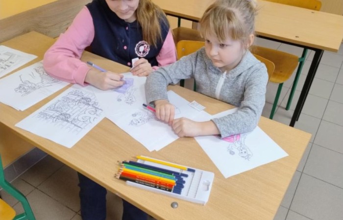 26 lutego w naszej szkole odbył się wyjątkowy DZIEŃ OTWARTY, podczas którego mieliśmy przyjemność gościć przedszkolaków, przyszłych uczniów oraz ich rodziców. Była to doskonała okazja, aby poczuć atmosferę naszej szkoły, poznać jej ofertę edukacyjną i odkryć to, co czyni ją miejscem pełnym pasji, wiedzy i radości.
Zwiedzanie naszej placówki obejmowało sale przedmiotowe, bibliotekę, stołówkę, świetlicę oraz małą salę gimnastyczną, gdzie można było na własnej skórze poczuć rytm codziennego życia naszej szkolnej społeczności.
Na odwiedzających czekało mnóstwo niespodzianek! Zachętą do działania były pieczątki, które najmłodsi otrzymywali w nagrodę za wykonanie przeróżnych zadań. W sali gimnastycznej na uczestników czekały ekscytujące konkurencje sprawnościowe, a w pracowni kulinarnej – pachnące i chrupiące gofry własnej roboty. Młodzi odkrywcy mieli okazję badać świat przez mikroskop, eksperymentować z interaktywnymi robotami Photon oraz brać udział w zajęciach z robotyki. Z kolei miłośnicy sztuki mogli tworzyć piękne dzieła na warsztatach plastycznych i origami, a najmłodsi cieszyli się malowaniem twarzy.
Nie zabrakło także wyzwań dla bystrego umysłu! Gry i zabawy językowe, rebusy oraz polonistyczne łamigłówki rozbudzały wyobraźnię i rozwijały umiejętności językowe. Wesoła „Gimnastyka buzi i języka” sprawiła, że ćwiczenie dykcji stało się czystą przyjemnością. Ogromnym zainteresowaniem cieszyły się również gry planszowe, które dostarczyły mnóstwa radości i emocjonującej rywalizacji. Dodatkowo, zabawy z chustą Klanza okazały się świetnym sposobem na integrację i wspólną zabawę pełną śmiechu.
Aktywne zwiedzanie stało się więc okazją do rozwijania ciekawości świata, nabywania nowych umiejętności, pobudzania w najmłodszych kreatywności oraz odczuwania satysfakcji z osiągniętego sukcesu.