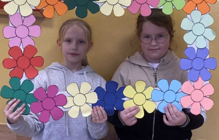 26 lutego w naszej szkole odbył się wyjątkowy DZIEŃ OTWARTY, podczas którego mieliśmy przyjemność gościć przedszkolaków, przyszłych uczniów oraz ich rodziców. Była to doskonała okazja, aby poczuć atmosferę naszej szkoły, poznać jej ofertę edukacyjną i odkryć to, co czyni ją miejscem pełnym pasji, wiedzy i radości.
Zwiedzanie naszej placówki obejmowało sale przedmiotowe, bibliotekę, stołówkę, świetlicę oraz małą salę gimnastyczną, gdzie można było na własnej skórze poczuć rytm codziennego życia naszej szkolnej społeczności.
Na odwiedzających czekało mnóstwo niespodzianek! Zachętą do działania były pieczątki, które najmłodsi otrzymywali w nagrodę za wykonanie przeróżnych zadań. W sali gimnastycznej na uczestników czekały ekscytujące konkurencje sprawnościowe, a w pracowni kulinarnej – pachnące i chrupiące gofry własnej roboty. Młodzi odkrywcy mieli okazję badać świat przez mikroskop, eksperymentować z interaktywnymi robotami Photon oraz brać udział w zajęciach z robotyki. Z kolei miłośnicy sztuki mogli tworzyć piękne dzieła na warsztatach plastycznych i origami, a najmłodsi cieszyli się malowaniem twarzy.
Nie zabrakło także wyzwań dla bystrego umysłu! Gry i zabawy językowe, rebusy oraz polonistyczne łamigłówki rozbudzały wyobraźnię i rozwijały umiejętności językowe. Wesoła „Gimnastyka buzi i języka” sprawiła, że ćwiczenie dykcji stało się czystą przyjemnością. Ogromnym zainteresowaniem cieszyły się również gry planszowe, które dostarczyły mnóstwa radości i emocjonującej rywalizacji. Dodatkowo, zabawy z chustą Klanza okazały się świetnym sposobem na integrację i wspólną zabawę pełną śmiechu.
Aktywne zwiedzanie stało się więc okazją do rozwijania ciekawości świata, nabywania nowych umiejętności, pobudzania w najmłodszych kreatywności oraz odczuwania satysfakcji z osiągniętego sukcesu.