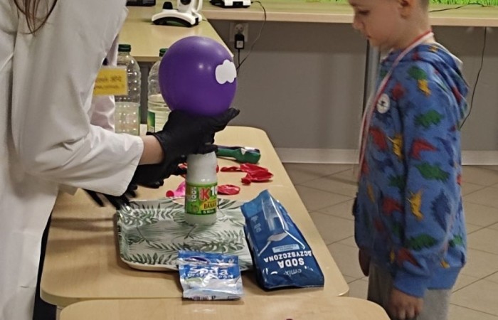 26 lutego w naszej szkole odbył się wyjątkowy DZIEŃ OTWARTY, podczas którego mieliśmy przyjemność gościć przedszkolaków, przyszłych uczniów oraz ich rodziców. Była to doskonała okazja, aby poczuć atmosferę naszej szkoły, poznać jej ofertę edukacyjną i odkryć to, co czyni ją miejscem pełnym pasji, wiedzy i radości.
Zwiedzanie naszej placówki obejmowało sale przedmiotowe, bibliotekę, stołówkę, świetlicę oraz małą salę gimnastyczną, gdzie można było na własnej skórze poczuć rytm codziennego życia naszej szkolnej społeczności.
Na odwiedzających czekało mnóstwo niespodzianek! Zachętą do działania były pieczątki, które najmłodsi otrzymywali w nagrodę za wykonanie przeróżnych zadań. W sali gimnastycznej na uczestników czekały ekscytujące konkurencje sprawnościowe, a w pracowni kulinarnej – pachnące i chrupiące gofry własnej roboty. Młodzi odkrywcy mieli okazję badać świat przez mikroskop, eksperymentować z interaktywnymi robotami Photon oraz brać udział w zajęciach z robotyki. Z kolei miłośnicy sztuki mogli tworzyć piękne dzieła na warsztatach plastycznych i origami, a najmłodsi cieszyli się malowaniem twarzy.
Nie zabrakło także wyzwań dla bystrego umysłu! Gry i zabawy językowe, rebusy oraz polonistyczne łamigłówki rozbudzały wyobraźnię i rozwijały umiejętności językowe. Wesoła „Gimnastyka buzi i języka” sprawiła, że ćwiczenie dykcji stało się czystą przyjemnością. Ogromnym zainteresowaniem cieszyły się również gry planszowe, które dostarczyły mnóstwa radości i emocjonującej rywalizacji. Dodatkowo, zabawy z chustą Klanza okazały się świetnym sposobem na integrację i wspólną zabawę pełną śmiechu.
Aktywne zwiedzanie stało się więc okazją do rozwijania ciekawości świata, nabywania nowych umiejętności, pobudzania w najmłodszych kreatywności oraz odczuwania satysfakcji z osiągniętego sukcesu.