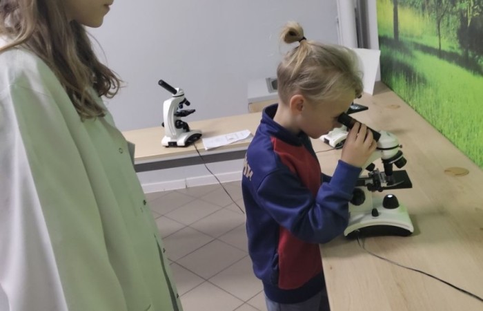 26 lutego w naszej szkole odbył się wyjątkowy DZIEŃ OTWARTY, podczas którego mieliśmy przyjemność gościć przedszkolaków, przyszłych uczniów oraz ich rodziców. Była to doskonała okazja, aby poczuć atmosferę naszej szkoły, poznać jej ofertę edukacyjną i odkryć to, co czyni ją miejscem pełnym pasji, wiedzy i radości.
Zwiedzanie naszej placówki obejmowało sale przedmiotowe, bibliotekę, stołówkę, świetlicę oraz małą salę gimnastyczną, gdzie można było na własnej skórze poczuć rytm codziennego życia naszej szkolnej społeczności.
Na odwiedzających czekało mnóstwo niespodzianek! Zachętą do działania były pieczątki, które najmłodsi otrzymywali w nagrodę za wykonanie przeróżnych zadań. W sali gimnastycznej na uczestników czekały ekscytujące konkurencje sprawnościowe, a w pracowni kulinarnej – pachnące i chrupiące gofry własnej roboty. Młodzi odkrywcy mieli okazję badać świat przez mikroskop, eksperymentować z interaktywnymi robotami Photon oraz brać udział w zajęciach z robotyki. Z kolei miłośnicy sztuki mogli tworzyć piękne dzieła na warsztatach plastycznych i origami, a najmłodsi cieszyli się malowaniem twarzy.
Nie zabrakło także wyzwań dla bystrego umysłu! Gry i zabawy językowe, rebusy oraz polonistyczne łamigłówki rozbudzały wyobraźnię i rozwijały umiejętności językowe. Wesoła „Gimnastyka buzi i języka” sprawiła, że ćwiczenie dykcji stało się czystą przyjemnością. Ogromnym zainteresowaniem cieszyły się również gry planszowe, które dostarczyły mnóstwa radości i emocjonującej rywalizacji. Dodatkowo, zabawy z chustą Klanza okazały się świetnym sposobem na integrację i wspólną zabawę pełną śmiechu.
Aktywne zwiedzanie stało się więc okazją do rozwijania ciekawości świata, nabywania nowych umiejętności, pobudzania w najmłodszych kreatywności oraz odczuwania satysfakcji z osiągniętego sukcesu.