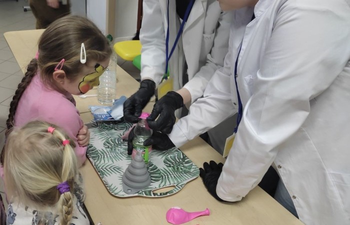 26 lutego w naszej szkole odbył się wyjątkowy DZIEŃ OTWARTY, podczas którego mieliśmy przyjemność gościć przedszkolaków, przyszłych uczniów oraz ich rodziców. Była to doskonała okazja, aby poczuć atmosferę naszej szkoły, poznać jej ofertę edukacyjną i odkryć to, co czyni ją miejscem pełnym pasji, wiedzy i radości.
Zwiedzanie naszej placówki obejmowało sale przedmiotowe, bibliotekę, stołówkę, świetlicę oraz małą salę gimnastyczną, gdzie można było na własnej skórze poczuć rytm codziennego życia naszej szkolnej społeczności.
Na odwiedzających czekało mnóstwo niespodzianek! Zachętą do działania były pieczątki, które najmłodsi otrzymywali w nagrodę za wykonanie przeróżnych zadań. W sali gimnastycznej na uczestników czekały ekscytujące konkurencje sprawnościowe, a w pracowni kulinarnej – pachnące i chrupiące gofry własnej roboty. Młodzi odkrywcy mieli okazję badać świat przez mikroskop, eksperymentować z interaktywnymi robotami Photon oraz brać udział w zajęciach z robotyki. Z kolei miłośnicy sztuki mogli tworzyć piękne dzieła na warsztatach plastycznych i origami, a najmłodsi cieszyli się malowaniem twarzy.
Nie zabrakło także wyzwań dla bystrego umysłu! Gry i zabawy językowe, rebusy oraz polonistyczne łamigłówki rozbudzały wyobraźnię i rozwijały umiejętności językowe. Wesoła „Gimnastyka buzi i języka” sprawiła, że ćwiczenie dykcji stało się czystą przyjemnością. Ogromnym zainteresowaniem cieszyły się również gry planszowe, które dostarczyły mnóstwa radości i emocjonującej rywalizacji. Dodatkowo, zabawy z chustą Klanza okazały się świetnym sposobem na integrację i wspólną zabawę pełną śmiechu.
Aktywne zwiedzanie stało się więc okazją do rozwijania ciekawości świata, nabywania nowych umiejętności, pobudzania w najmłodszych kreatywności oraz odczuwania satysfakcji z osiągniętego sukcesu.