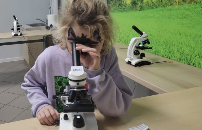 26 lutego w naszej szkole odbył się wyjątkowy DZIEŃ OTWARTY, podczas którego mieliśmy przyjemność gościć przedszkolaków, przyszłych uczniów oraz ich rodziców. Była to doskonała okazja, aby poczuć atmosferę naszej szkoły, poznać jej ofertę edukacyjną i odkryć to, co czyni ją miejscem pełnym pasji, wiedzy i radości.
Zwiedzanie naszej placówki obejmowało sale przedmiotowe, bibliotekę, stołówkę, świetlicę oraz małą salę gimnastyczną, gdzie można było na własnej skórze poczuć rytm codziennego życia naszej szkolnej społeczności.
Na odwiedzających czekało mnóstwo niespodzianek! Zachętą do działania były pieczątki, które najmłodsi otrzymywali w nagrodę za wykonanie przeróżnych zadań. W sali gimnastycznej na uczestników czekały ekscytujące konkurencje sprawnościowe, a w pracowni kulinarnej – pachnące i chrupiące gofry własnej roboty. Młodzi odkrywcy mieli okazję badać świat przez mikroskop, eksperymentować z interaktywnymi robotami Photon oraz brać udział w zajęciach z robotyki. Z kolei miłośnicy sztuki mogli tworzyć piękne dzieła na warsztatach plastycznych i origami, a najmłodsi cieszyli się malowaniem twarzy.
Nie zabrakło także wyzwań dla bystrego umysłu! Gry i zabawy językowe, rebusy oraz polonistyczne łamigłówki rozbudzały wyobraźnię i rozwijały umiejętności językowe. Wesoła „Gimnastyka buzi i języka” sprawiła, że ćwiczenie dykcji stało się czystą przyjemnością. Ogromnym zainteresowaniem cieszyły się również gry planszowe, które dostarczyły mnóstwa radości i emocjonującej rywalizacji. Dodatkowo, zabawy z chustą Klanza okazały się świetnym sposobem na integrację i wspólną zabawę pełną śmiechu.
Aktywne zwiedzanie stało się więc okazją do rozwijania ciekawości świata, nabywania nowych umiejętności, pobudzania w najmłodszych kreatywności oraz odczuwania satysfakcji z osiągniętego sukcesu.