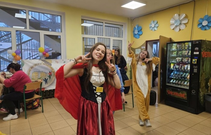 26 lutego w naszej szkole odbył się wyjątkowy DZIEŃ OTWARTY, podczas którego mieliśmy przyjemność gościć przedszkolaków, przyszłych uczniów oraz ich rodziców. Była to doskonała okazja, aby poczuć atmosferę naszej szkoły, poznać jej ofertę edukacyjną i odkryć to, co czyni ją miejscem pełnym pasji, wiedzy i radości.
Zwiedzanie naszej placówki obejmowało sale przedmiotowe, bibliotekę, stołówkę, świetlicę oraz małą salę gimnastyczną, gdzie można było na własnej skórze poczuć rytm codziennego życia naszej szkolnej społeczności.
Na odwiedzających czekało mnóstwo niespodzianek! Zachętą do działania były pieczątki, które najmłodsi otrzymywali w nagrodę za wykonanie przeróżnych zadań. W sali gimnastycznej na uczestników czekały ekscytujące konkurencje sprawnościowe, a w pracowni kulinarnej – pachnące i chrupiące gofry własnej roboty. Młodzi odkrywcy mieli okazję badać świat przez mikroskop, eksperymentować z interaktywnymi robotami Photon oraz brać udział w zajęciach z robotyki. Z kolei miłośnicy sztuki mogli tworzyć piękne dzieła na warsztatach plastycznych i origami, a najmłodsi cieszyli się malowaniem twarzy.
Nie zabrakło także wyzwań dla bystrego umysłu! Gry i zabawy językowe, rebusy oraz polonistyczne łamigłówki rozbudzały wyobraźnię i rozwijały umiejętności językowe. Wesoła „Gimnastyka buzi i języka” sprawiła, że ćwiczenie dykcji stało się czystą przyjemnością. Ogromnym zainteresowaniem cieszyły się również gry planszowe, które dostarczyły mnóstwa radości i emocjonującej rywalizacji. Dodatkowo, zabawy z chustą Klanza okazały się świetnym sposobem na integrację i wspólną zabawę pełną śmiechu.
Aktywne zwiedzanie stało się więc okazją do rozwijania ciekawości świata, nabywania nowych umiejętności, pobudzania w najmłodszych kreatywności oraz odczuwania satysfakcji z osiągniętego sukcesu.