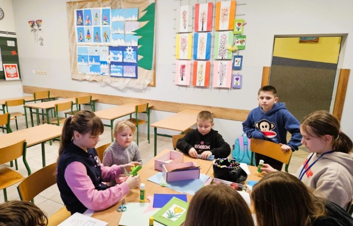 26 lutego w naszej szkole odbył się wyjątkowy DZIEŃ OTWARTY, podczas którego mieliśmy przyjemność gościć przedszkolaków, przyszłych uczniów oraz ich rodziców. Była to doskonała okazja, aby poczuć atmosferę naszej szkoły, poznać jej ofertę edukacyjną i odkryć to, co czyni ją miejscem pełnym pasji, wiedzy i radości.
Zwiedzanie naszej placówki obejmowało sale przedmiotowe, bibliotekę, stołówkę, świetlicę oraz małą salę gimnastyczną, gdzie można było na własnej skórze poczuć rytm codziennego życia naszej szkolnej społeczności.
Na odwiedzających czekało mnóstwo niespodzianek! Zachętą do działania były pieczątki, które najmłodsi otrzymywali w nagrodę za wykonanie przeróżnych zadań. W sali gimnastycznej na uczestników czekały ekscytujące konkurencje sprawnościowe, a w pracowni kulinarnej – pachnące i chrupiące gofry własnej roboty. Młodzi odkrywcy mieli okazję badać świat przez mikroskop, eksperymentować z interaktywnymi robotami Photon oraz brać udział w zajęciach z robotyki. Z kolei miłośnicy sztuki mogli tworzyć piękne dzieła na warsztatach plastycznych i origami, a najmłodsi cieszyli się malowaniem twarzy.
Nie zabrakło także wyzwań dla bystrego umysłu! Gry i zabawy językowe, rebusy oraz polonistyczne łamigłówki rozbudzały wyobraźnię i rozwijały umiejętności językowe. Wesoła „Gimnastyka buzi i języka” sprawiła, że ćwiczenie dykcji stało się czystą przyjemnością. Ogromnym zainteresowaniem cieszyły się również gry planszowe, które dostarczyły mnóstwa radości i emocjonującej rywalizacji. Dodatkowo, zabawy z chustą Klanza okazały się świetnym sposobem na integrację i wspólną zabawę pełną śmiechu.
Aktywne zwiedzanie stało się więc okazją do rozwijania ciekawości świata, nabywania nowych umiejętności, pobudzania w najmłodszych kreatywności oraz odczuwania satysfakcji z osiągniętego sukcesu.