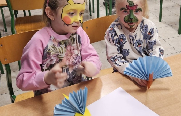 26 lutego w naszej szkole odbył się wyjątkowy DZIEŃ OTWARTY, podczas którego mieliśmy przyjemność gościć przedszkolaków, przyszłych uczniów oraz ich rodziców. Była to doskonała okazja, aby poczuć atmosferę naszej szkoły, poznać jej ofertę edukacyjną i odkryć to, co czyni ją miejscem pełnym pasji, wiedzy i radości.
Zwiedzanie naszej placówki obejmowało sale przedmiotowe, bibliotekę, stołówkę, świetlicę oraz małą salę gimnastyczną, gdzie można było na własnej skórze poczuć rytm codziennego życia naszej szkolnej społeczności.
Na odwiedzających czekało mnóstwo niespodzianek! Zachętą do działania były pieczątki, które najmłodsi otrzymywali w nagrodę za wykonanie przeróżnych zadań. W sali gimnastycznej na uczestników czekały ekscytujące konkurencje sprawnościowe, a w pracowni kulinarnej – pachnące i chrupiące gofry własnej roboty. Młodzi odkrywcy mieli okazję badać świat przez mikroskop, eksperymentować z interaktywnymi robotami Photon oraz brać udział w zajęciach z robotyki. Z kolei miłośnicy sztuki mogli tworzyć piękne dzieła na warsztatach plastycznych i origami, a najmłodsi cieszyli się malowaniem twarzy.
Nie zabrakło także wyzwań dla bystrego umysłu! Gry i zabawy językowe, rebusy oraz polonistyczne łamigłówki rozbudzały wyobraźnię i rozwijały umiejętności językowe. Wesoła „Gimnastyka buzi i języka” sprawiła, że ćwiczenie dykcji stało się czystą przyjemnością. Ogromnym zainteresowaniem cieszyły się również gry planszowe, które dostarczyły mnóstwa radości i emocjonującej rywalizacji. Dodatkowo, zabawy z chustą Klanza okazały się świetnym sposobem na integrację i wspólną zabawę pełną śmiechu.
Aktywne zwiedzanie stało się więc okazją do rozwijania ciekawości świata, nabywania nowych umiejętności, pobudzania w najmłodszych kreatywności oraz odczuwania satysfakcji z osiągniętego sukcesu.