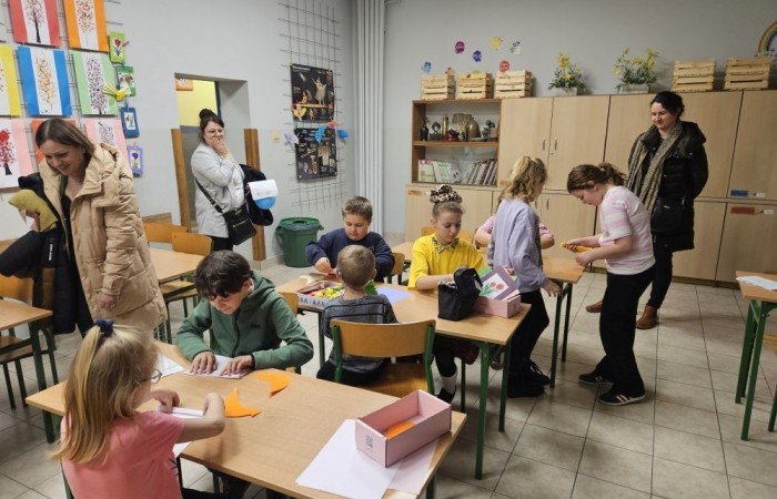 26 lutego w naszej szkole odbył się wyjątkowy DZIEŃ OTWARTY, podczas którego mieliśmy przyjemność gościć przedszkolaków, przyszłych uczniów oraz ich rodziców. Była to doskonała okazja, aby poczuć atmosferę naszej szkoły, poznać jej ofertę edukacyjną i odkryć to, co czyni ją miejscem pełnym pasji, wiedzy i radości.
Zwiedzanie naszej placówki obejmowało sale przedmiotowe, bibliotekę, stołówkę, świetlicę oraz małą salę gimnastyczną, gdzie można było na własnej skórze poczuć rytm codziennego życia naszej szkolnej społeczności.
Na odwiedzających czekało mnóstwo niespodzianek! Zachętą do działania były pieczątki, które najmłodsi otrzymywali w nagrodę za wykonanie przeróżnych zadań. W sali gimnastycznej na uczestników czekały ekscytujące konkurencje sprawnościowe, a w pracowni kulinarnej – pachnące i chrupiące gofry własnej roboty. Młodzi odkrywcy mieli okazję badać świat przez mikroskop, eksperymentować z interaktywnymi robotami Photon oraz brać udział w zajęciach z robotyki. Z kolei miłośnicy sztuki mogli tworzyć piękne dzieła na warsztatach plastycznych i origami, a najmłodsi cieszyli się malowaniem twarzy.
Nie zabrakło także wyzwań dla bystrego umysłu! Gry i zabawy językowe, rebusy oraz polonistyczne łamigłówki rozbudzały wyobraźnię i rozwijały umiejętności językowe. Wesoła „Gimnastyka buzi i języka” sprawiła, że ćwiczenie dykcji stało się czystą przyjemnością. Ogromnym zainteresowaniem cieszyły się również gry planszowe, które dostarczyły mnóstwa radości i emocjonującej rywalizacji. Dodatkowo, zabawy z chustą Klanza okazały się świetnym sposobem na integrację i wspólną zabawę pełną śmiechu.
Aktywne zwiedzanie stało się więc okazją do rozwijania ciekawości świata, nabywania nowych umiejętności, pobudzania w najmłodszych kreatywności oraz odczuwania satysfakcji z osiągniętego sukcesu.