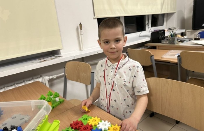 26 lutego w naszej szkole odbył się wyjątkowy DZIEŃ OTWARTY, podczas którego mieliśmy przyjemność gościć przedszkolaków, przyszłych uczniów oraz ich rodziców. Była to doskonała okazja, aby poczuć atmosferę naszej szkoły, poznać jej ofertę edukacyjną i odkryć to, co czyni ją miejscem pełnym pasji, wiedzy i radości.
Zwiedzanie naszej placówki obejmowało sale przedmiotowe, bibliotekę, stołówkę, świetlicę oraz małą salę gimnastyczną, gdzie można było na własnej skórze poczuć rytm codziennego życia naszej szkolnej społeczności.
Na odwiedzających czekało mnóstwo niespodzianek! Zachętą do działania były pieczątki, które najmłodsi otrzymywali w nagrodę za wykonanie przeróżnych zadań. W sali gimnastycznej na uczestników czekały ekscytujące konkurencje sprawnościowe, a w pracowni kulinarnej – pachnące i chrupiące gofry własnej roboty. Młodzi odkrywcy mieli okazję badać świat przez mikroskop, eksperymentować z interaktywnymi robotami Photon oraz brać udział w zajęciach z robotyki. Z kolei miłośnicy sztuki mogli tworzyć piękne dzieła na warsztatach plastycznych i origami, a najmłodsi cieszyli się malowaniem twarzy.
Nie zabrakło także wyzwań dla bystrego umysłu! Gry i zabawy językowe, rebusy oraz polonistyczne łamigłówki rozbudzały wyobraźnię i rozwijały umiejętności językowe. Wesoła „Gimnastyka buzi i języka” sprawiła, że ćwiczenie dykcji stało się czystą przyjemnością. Ogromnym zainteresowaniem cieszyły się również gry planszowe, które dostarczyły mnóstwa radości i emocjonującej rywalizacji. Dodatkowo, zabawy z chustą Klanza okazały się świetnym sposobem na integrację i wspólną zabawę pełną śmiechu.
Aktywne zwiedzanie stało się więc okazją do rozwijania ciekawości świata, nabywania nowych umiejętności, pobudzania w najmłodszych kreatywności oraz odczuwania satysfakcji z osiągniętego sukcesu.