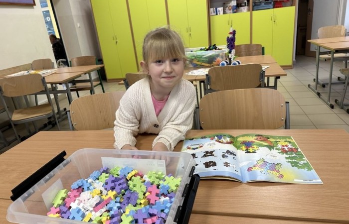 26 lutego w naszej szkole odbył się wyjątkowy DZIEŃ OTWARTY, podczas którego mieliśmy przyjemność gościć przedszkolaków, przyszłych uczniów oraz ich rodziców. Była to doskonała okazja, aby poczuć atmosferę naszej szkoły, poznać jej ofertę edukacyjną i odkryć to, co czyni ją miejscem pełnym pasji, wiedzy i radości.
Zwiedzanie naszej placówki obejmowało sale przedmiotowe, bibliotekę, stołówkę, świetlicę oraz małą salę gimnastyczną, gdzie można było na własnej skórze poczuć rytm codziennego życia naszej szkolnej społeczności.
Na odwiedzających czekało mnóstwo niespodzianek! Zachętą do działania były pieczątki, które najmłodsi otrzymywali w nagrodę za wykonanie przeróżnych zadań. W sali gimnastycznej na uczestników czekały ekscytujące konkurencje sprawnościowe, a w pracowni kulinarnej – pachnące i chrupiące gofry własnej roboty. Młodzi odkrywcy mieli okazję badać świat przez mikroskop, eksperymentować z interaktywnymi robotami Photon oraz brać udział w zajęciach z robotyki. Z kolei miłośnicy sztuki mogli tworzyć piękne dzieła na warsztatach plastycznych i origami, a najmłodsi cieszyli się malowaniem twarzy.
Nie zabrakło także wyzwań dla bystrego umysłu! Gry i zabawy językowe, rebusy oraz polonistyczne łamigłówki rozbudzały wyobraźnię i rozwijały umiejętności językowe. Wesoła „Gimnastyka buzi i języka” sprawiła, że ćwiczenie dykcji stało się czystą przyjemnością. Ogromnym zainteresowaniem cieszyły się również gry planszowe, które dostarczyły mnóstwa radości i emocjonującej rywalizacji. Dodatkowo, zabawy z chustą Klanza okazały się świetnym sposobem na integrację i wspólną zabawę pełną śmiechu.
Aktywne zwiedzanie stało się więc okazją do rozwijania ciekawości świata, nabywania nowych umiejętności, pobudzania w najmłodszych kreatywności oraz odczuwania satysfakcji z osiągniętego sukcesu.