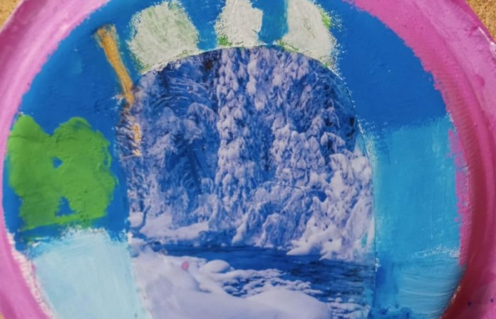 Nasi uczniowie po raz kolejny udowodnili, jak wiele talentu i kreatywności w nich drzemie. Tym razem stworzyli wyjątkowe prace plastyczne inspirowane zimową aurą. W ramach zajęć „Mały Odkrywca” losowali fragmenty zimowych krajobrazów, a następnie rozwijali je twórczo, malując farbami. Efekty? Magiczne, kolorowe i pełne wyobraźni.
Dziękujemy wszystkim uczniom klasy 3a biorącym udział w warsztatach za zaangażowanie i gratulujemy przepięknych dzieł sztuki.
