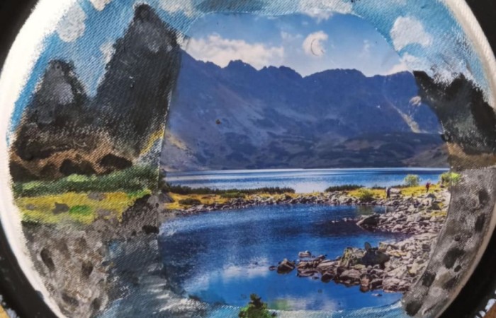 Nasi uczniowie po raz kolejny udowodnili, jak wiele talentu i kreatywności w nich drzemie. Tym razem stworzyli wyjątkowe prace plastyczne inspirowane zimową aurą. W ramach zajęć „Mały Odkrywca” losowali fragmenty zimowych krajobrazów, a następnie rozwijali je twórczo, malując farbami. Efekty? Magiczne, kolorowe i pełne wyobraźni.
Dziękujemy wszystkim uczniom klasy 3a biorącym udział w warsztatach za zaangażowanie i gratulujemy przepięknych dzieł sztuki.
