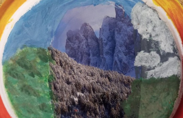 Nasi uczniowie po raz kolejny udowodnili, jak wiele talentu i kreatywności w nich drzemie. Tym razem stworzyli wyjątkowe prace plastyczne inspirowane zimową aurą. W ramach zajęć „Mały Odkrywca” losowali fragmenty zimowych krajobrazów, a następnie rozwijali je twórczo, malując farbami. Efekty? Magiczne, kolorowe i pełne wyobraźni.
Dziękujemy wszystkim uczniom klasy 3a biorącym udział w warsztatach za zaangażowanie i gratulujemy przepięknych dzieł sztuki.
