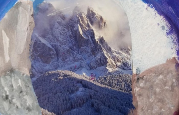 Nasi uczniowie po raz kolejny udowodnili, jak wiele talentu i kreatywności w nich drzemie. Tym razem stworzyli wyjątkowe prace plastyczne inspirowane zimową aurą. W ramach zajęć „Mały Odkrywca” losowali fragmenty zimowych krajobrazów, a następnie rozwijali je twórczo, malując farbami. Efekty? Magiczne, kolorowe i pełne wyobraźni.
Dziękujemy wszystkim uczniom klasy 3a biorącym udział w warsztatach za zaangażowanie i gratulujemy przepięknych dzieł sztuki.
