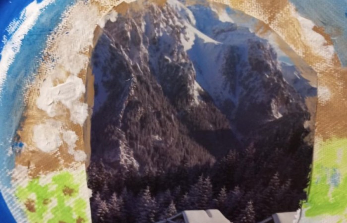 Nasi uczniowie po raz kolejny udowodnili, jak wiele talentu i kreatywności w nich drzemie. Tym razem stworzyli wyjątkowe prace plastyczne inspirowane zimową aurą. W ramach zajęć „Mały Odkrywca” losowali fragmenty zimowych krajobrazów, a następnie rozwijali je twórczo, malując farbami. Efekty? Magiczne, kolorowe i pełne wyobraźni.
Dziękujemy wszystkim uczniom klasy 3a biorącym udział w warsztatach za zaangażowanie i gratulujemy przepięknych dzieł sztuki.
