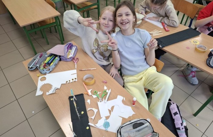 Na zajęciach „Młody Odkrywca” wyruszyliśmy w fascynującą podróż po kosmosie. Poznaliśmy niesamowite ciekawostki o planetach krążących wokół Słońca i odkryliśmy tajemnice Układu Słonecznego.  Na zakończenie naszej przygody stworzyliśmy makiety planet, które pomogły nam lepiej zrozumieć budowę i zależności w naszym kosmicznym sąsiedztwie. Kto wie, może wśród nas jest przyszły astronauta? 
