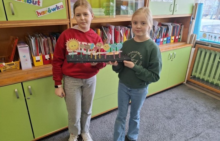 Na zajęciach „Młody Odkrywca” wyruszyliśmy w fascynującą podróż po kosmosie. Poznaliśmy niesamowite ciekawostki o planetach krążących wokół Słońca i odkryliśmy tajemnice Układu Słonecznego.  Na zakończenie naszej przygody stworzyliśmy makiety planet, które pomogły nam lepiej zrozumieć budowę i zależności w naszym kosmicznym sąsiedztwie. Kto wie, może wśród nas jest przyszły astronauta? 
