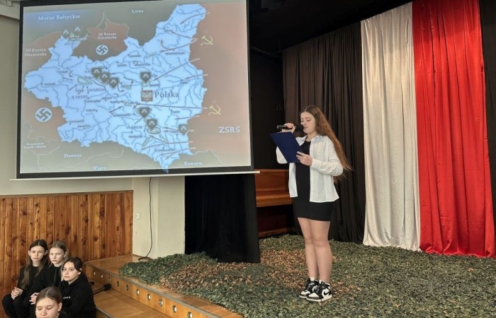 Sejm Rzeczypospolitej w 2011 roku ustanowił dzień 1 marca „Narodowym Dniem Pamięci Żołnierzy Wyklętych”. Każdego roku uczniowie naszej szkoły składają hołd bohaterom antykomunistycznego podziemia za ich poświęcenie i walkę w obronie niepodległej Polski, organizując uroczystą akademię. Żołnierze Niezłomni zapisali się na kartach naszej historii jako Ci, którzy oddali swoje życie za odwieczne prawo wszystkich Polaków do samostanowienia. Przeciwstawiając się reżimowi komunistycznemu stali się nadzieją na życie w wolności i poszanowaniu ludzkiej godności.