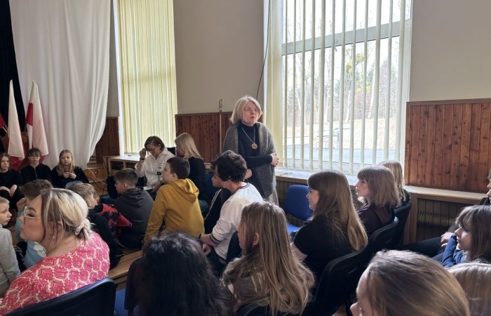 Udział w apelu stał się więc okazją do refleksji dla całej społeczności szkolnej. Prezentacja multimedialna oraz przygotowane przez szkolny chór utwory muzyczne przeniosły nas w te trudne czasy nierównej walki. Zaciekawienie, wzruszenie, smutek  –  to emocje, których doświadczyli uczestnicy spotkania. Takich czarnych kart w historii naszej Ojczyzny jest wiele. Z wdzięcznością w sercach czcijmy więc dobre imię poległych za naszą wolność oraz wychowujmy młode pokolenia w poszanowaniu najwyższych wartości, o które walczyli WIELCY POLSCY PATRIOCI.