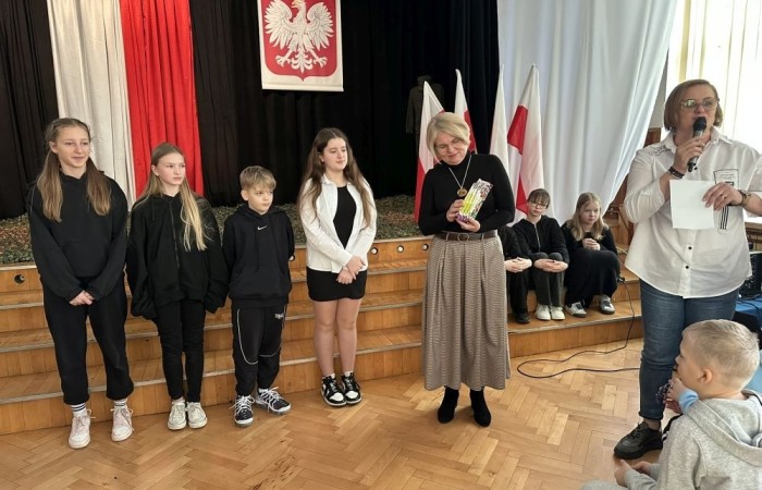 Udział w apelu stał się więc okazją do refleksji dla całej społeczności szkolnej. Prezentacja multimedialna oraz przygotowane przez szkolny chór utwory muzyczne przeniosły nas w te trudne czasy nierównej walki. Zaciekawienie, wzruszenie, smutek  –  to emocje, których doświadczyli uczestnicy spotkania. Takich czarnych kart w historii naszej Ojczyzny jest wiele. Z wdzięcznością w sercach czcijmy więc dobre imię poległych za naszą wolność oraz wychowujmy młode pokolenia w poszanowaniu najwyższych wartości, o które walczyli WIELCY POLSCY PATRIOCI.