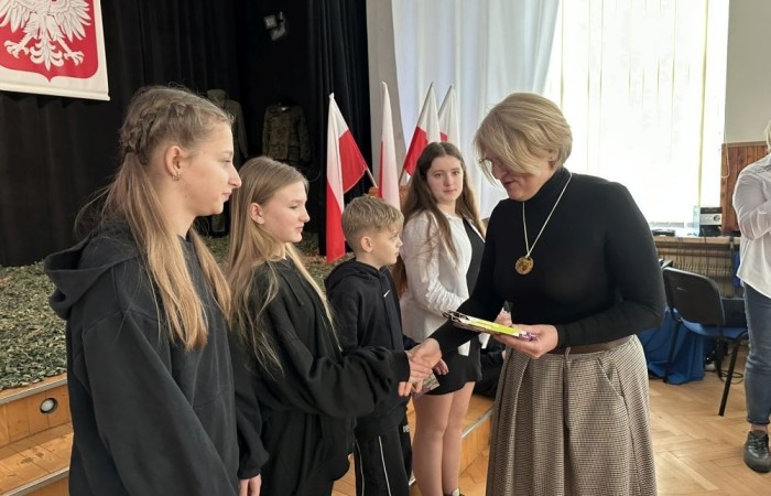 Udział w apelu stał się więc okazją do refleksji dla całej społeczności szkolnej. Prezentacja multimedialna oraz przygotowane przez szkolny chór utwory muzyczne przeniosły nas w te trudne czasy nierównej walki. Zaciekawienie, wzruszenie, smutek  –  to emocje, których doświadczyli uczestnicy spotkania. Takich czarnych kart w historii naszej Ojczyzny jest wiele. Z wdzięcznością w sercach czcijmy więc dobre imię poległych za naszą wolność oraz wychowujmy młode pokolenia w poszanowaniu najwyższych wartości, o które walczyli WIELCY POLSCY PATRIOCI.