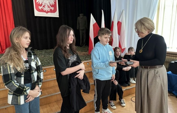 Udział w apelu stał się więc okazją do refleksji dla całej społeczności szkolnej. Prezentacja multimedialna oraz przygotowane przez szkolny chór utwory muzyczne przeniosły nas w te trudne czasy nierównej walki. Zaciekawienie, wzruszenie, smutek  –  to emocje, których doświadczyli uczestnicy spotkania. Takich czarnych kart w historii naszej Ojczyzny jest wiele. Z wdzięcznością w sercach czcijmy więc dobre imię poległych za naszą wolność oraz wychowujmy młode pokolenia w poszanowaniu najwyższych wartości, o które walczyli WIELCY POLSCY PATRIOCI.