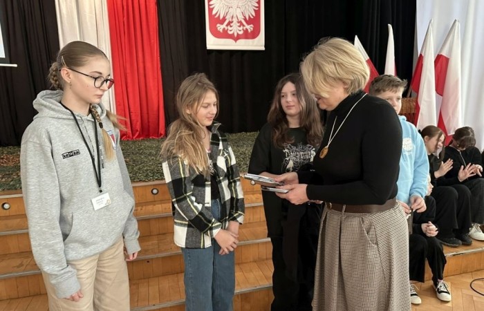 Udział w apelu stał się więc okazją do refleksji dla całej społeczności szkolnej. Prezentacja multimedialna oraz przygotowane przez szkolny chór utwory muzyczne przeniosły nas w te trudne czasy nierównej walki. Zaciekawienie, wzruszenie, smutek  –  to emocje, których doświadczyli uczestnicy spotkania. Takich czarnych kart w historii naszej Ojczyzny jest wiele. Z wdzięcznością w sercach czcijmy więc dobre imię poległych za naszą wolność oraz wychowujmy młode pokolenia w poszanowaniu najwyższych wartości, o które walczyli WIELCY POLSCY PATRIOCI.