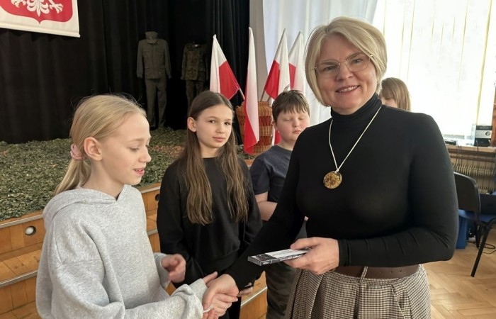 Udział w apelu stał się więc okazją do refleksji dla całej społeczności szkolnej. Prezentacja multimedialna oraz przygotowane przez szkolny chór utwory muzyczne przeniosły nas w te trudne czasy nierównej walki. Zaciekawienie, wzruszenie, smutek  –  to emocje, których doświadczyli uczestnicy spotkania. Takich czarnych kart w historii naszej Ojczyzny jest wiele. Z wdzięcznością w sercach czcijmy więc dobre imię poległych za naszą wolność oraz wychowujmy młode pokolenia w poszanowaniu najwyższych wartości, o które walczyli WIELCY POLSCY PATRIOCI.