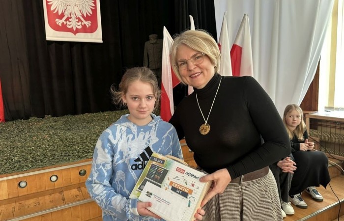 Udział w apelu stał się więc okazją do refleksji dla całej społeczności szkolnej. Prezentacja multimedialna oraz przygotowane przez szkolny chór utwory muzyczne przeniosły nas w te trudne czasy nierównej walki. Zaciekawienie, wzruszenie, smutek  –  to emocje, których doświadczyli uczestnicy spotkania. Takich czarnych kart w historii naszej Ojczyzny jest wiele. Z wdzięcznością w sercach czcijmy więc dobre imię poległych za naszą wolność oraz wychowujmy młode pokolenia w poszanowaniu najwyższych wartości, o które walczyli WIELCY POLSCY PATRIOCI.