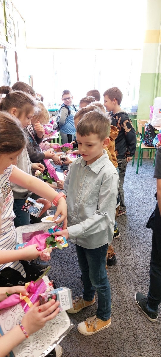 Dziś w naszej szkole obchodziliśmy Dzień Kobiet. Z tej okazji uczniowie klas 1-3 wzięli udział w zabawach pełnych radości i śmiechu. Chłopcy nie zapomnieli o miłych gestach, wręczając dziewczynkom piękne kwiaty oraz drobne upominki, co sprawiło, że ten dzień stał się jeszcze bardziej wyjątkowy. Oprócz tego oglądaliśmy filmy, a niektórzy z nas poszli o krok dalej, zamieniając seans filmowy w prawdziwą imprezę piżamową. Wszyscy świetnie się bawili.
Z okazji Dnia Kobiet życzymy wszystkim Paniom – tym dużym i tym małym – spełnienia marzeń oraz mnóstwa szczęśliwych chwil.