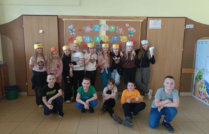 Dziś w naszej szkole obchodziliśmy Dzień Kobiet. Z tej okazji uczniowie klas 1-3 wzięli udział w zabawach pełnych radości i śmiechu. Chłopcy nie zapomnieli o miłych gestach, wręczając dziewczynkom piękne kwiaty oraz drobne upominki, co sprawiło, że ten dzień stał się jeszcze bardziej wyjątkowy. Oprócz tego oglądaliśmy filmy, a niektórzy z nas poszli o krok dalej, zamieniając seans filmowy w prawdziwą imprezę piżamową. Wszyscy świetnie się bawili.
Z okazji Dnia Kobiet życzymy wszystkim Paniom – tym dużym i tym małym – spełnienia marzeń oraz mnóstwa szczęśliwych chwil.