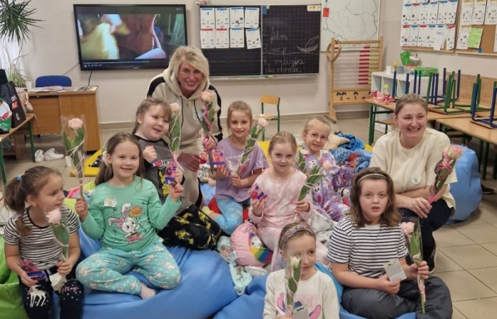 Dziś w naszej szkole obchodziliśmy Dzień Kobiet. Z tej okazji uczniowie klas 1-3 wzięli udział w zabawach pełnych radości i śmiechu. Chłopcy nie zapomnieli o miłych gestach, wręczając dziewczynkom piękne kwiaty oraz drobne upominki, co sprawiło, że ten dzień stał się jeszcze bardziej wyjątkowy. Oprócz tego oglądaliśmy filmy, a niektórzy z nas poszli o krok dalej, zamieniając seans filmowy w prawdziwą imprezę piżamową. Wszyscy świetnie się bawili.
Z okazji Dnia Kobiet życzymy wszystkim Paniom – tym dużym i tym małym – spełnienia marzeń oraz mnóstwa szczęśliwych chwil.