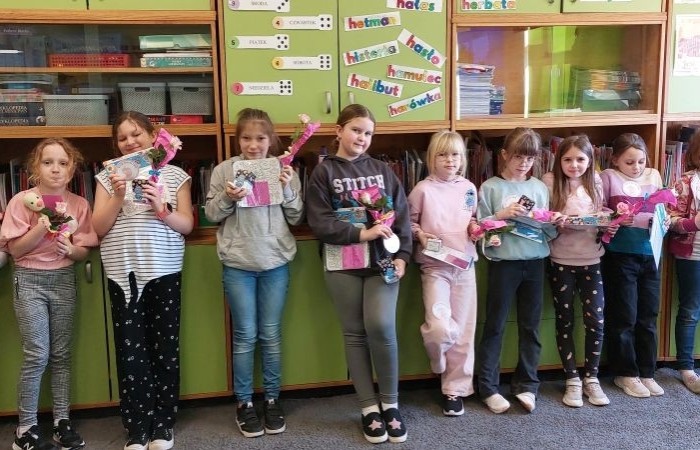 Dziś w naszej szkole obchodziliśmy Dzień Kobiet. Z tej okazji uczniowie klas 1-3 wzięli udział w zabawach pełnych radości i śmiechu. Chłopcy nie zapomnieli o miłych gestach, wręczając dziewczynkom piękne kwiaty oraz drobne upominki, co sprawiło, że ten dzień stał się jeszcze bardziej wyjątkowy. Oprócz tego oglądaliśmy filmy, a niektórzy z nas poszli o krok dalej, zamieniając seans filmowy w prawdziwą imprezę piżamową. Wszyscy świetnie się bawili.
Z okazji Dnia Kobiet życzymy wszystkim Paniom – tym dużym i tym małym – spełnienia marzeń oraz mnóstwa szczęśliwych chwil.