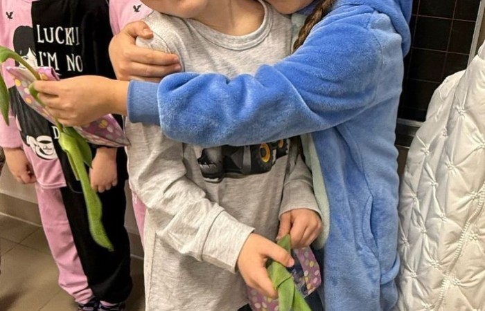 Dziś w naszej szkole obchodziliśmy Dzień Kobiet. Z tej okazji uczniowie klas 1-3 wzięli udział w zabawach pełnych radości i śmiechu. Chłopcy nie zapomnieli o miłych gestach, wręczając dziewczynkom piękne kwiaty oraz drobne upominki, co sprawiło, że ten dzień stał się jeszcze bardziej wyjątkowy. Oprócz tego oglądaliśmy filmy, a niektórzy z nas poszli o krok dalej, zamieniając seans filmowy w prawdziwą imprezę piżamową. Wszyscy świetnie się bawili.
Z okazji Dnia Kobiet życzymy wszystkim Paniom – tym dużym i tym małym – spełnienia marzeń oraz mnóstwa szczęśliwych chwil.