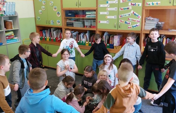 Dziś w naszej szkole obchodziliśmy Dzień Kobiet. Z tej okazji uczniowie klas 1-3 wzięli udział w zabawach pełnych radości i śmiechu. Chłopcy nie zapomnieli o miłych gestach, wręczając dziewczynkom piękne kwiaty oraz drobne upominki, co sprawiło, że ten dzień stał się jeszcze bardziej wyjątkowy. Oprócz tego oglądaliśmy filmy, a niektórzy z nas poszli o krok dalej, zamieniając seans filmowy w prawdziwą imprezę piżamową. Wszyscy świetnie się bawili.
Z okazji Dnia Kobiet życzymy wszystkim Paniom – tym dużym i tym małym – spełnienia marzeń oraz mnóstwa szczęśliwych chwil.