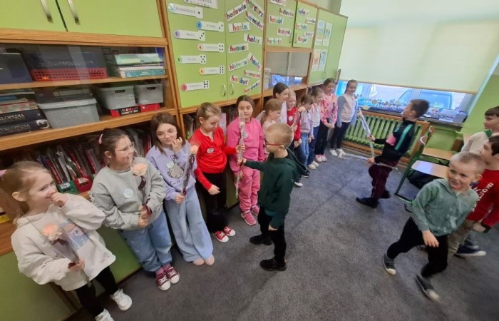 Dziś w naszej szkole obchodziliśmy Dzień Kobiet. Z tej okazji uczniowie klas 1-3 wzięli udział w zabawach pełnych radości i śmiechu. Chłopcy nie zapomnieli o miłych gestach, wręczając dziewczynkom piękne kwiaty oraz drobne upominki, co sprawiło, że ten dzień stał się jeszcze bardziej wyjątkowy. Oprócz tego oglądaliśmy filmy, a niektórzy z nas poszli o krok dalej, zamieniając seans filmowy w prawdziwą imprezę piżamową. Wszyscy świetnie się bawili.
Z okazji Dnia Kobiet życzymy wszystkim Paniom – tym dużym i tym małym – spełnienia marzeń oraz mnóstwa szczęśliwych chwil.