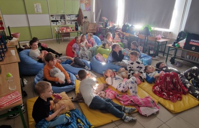 Dziś w naszej szkole obchodziliśmy Dzień Kobiet. Z tej okazji uczniowie klas 1-3 wzięli udział w zabawach pełnych radości i śmiechu. Chłopcy nie zapomnieli o miłych gestach, wręczając dziewczynkom piękne kwiaty oraz drobne upominki, co sprawiło, że ten dzień stał się jeszcze bardziej wyjątkowy. Oprócz tego oglądaliśmy filmy, a niektórzy z nas poszli o krok dalej, zamieniając seans filmowy w prawdziwą imprezę piżamową. Wszyscy świetnie się bawili.
Z okazji Dnia Kobiet życzymy wszystkim Paniom – tym dużym i tym małym – spełnienia marzeń oraz mnóstwa szczęśliwych chwil.