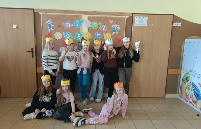 Dziś w naszej szkole obchodziliśmy Dzień Kobiet. Z tej okazji uczniowie klas 1-3 wzięli udział w zabawach pełnych radości i śmiechu. Chłopcy nie zapomnieli o miłych gestach, wręczając dziewczynkom piękne kwiaty oraz drobne upominki, co sprawiło, że ten dzień stał się jeszcze bardziej wyjątkowy. Oprócz tego oglądaliśmy filmy, a niektórzy z nas poszli o krok dalej, zamieniając seans filmowy w prawdziwą imprezę piżamową. Wszyscy świetnie się bawili.
Z okazji Dnia Kobiet życzymy wszystkim Paniom – tym dużym i tym małym – spełnienia marzeń oraz mnóstwa szczęśliwych chwil.