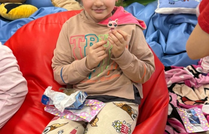 Dziś w naszej szkole obchodziliśmy Dzień Kobiet. Z tej okazji uczniowie klas 1-3 wzięli udział w zabawach pełnych radości i śmiechu. Chłopcy nie zapomnieli o miłych gestach, wręczając dziewczynkom piękne kwiaty oraz drobne upominki, co sprawiło, że ten dzień stał się jeszcze bardziej wyjątkowy. Oprócz tego oglądaliśmy filmy, a niektórzy z nas poszli o krok dalej, zamieniając seans filmowy w prawdziwą imprezę piżamową. Wszyscy świetnie się bawili.
Z okazji Dnia Kobiet życzymy wszystkim Paniom – tym dużym i tym małym – spełnienia marzeń oraz mnóstwa szczęśliwych chwil.