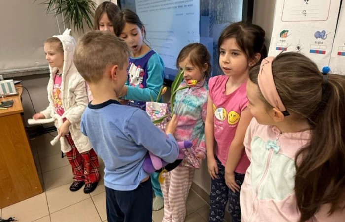 Dziś w naszej szkole obchodziliśmy Dzień Kobiet. Z tej okazji uczniowie klas 1-3 wzięli udział w zabawach pełnych radości i śmiechu. Chłopcy nie zapomnieli o miłych gestach, wręczając dziewczynkom piękne kwiaty oraz drobne upominki, co sprawiło, że ten dzień stał się jeszcze bardziej wyjątkowy. Oprócz tego oglądaliśmy filmy, a niektórzy z nas poszli o krok dalej, zamieniając seans filmowy w prawdziwą imprezę piżamową. Wszyscy świetnie się bawili.
Z okazji Dnia Kobiet życzymy wszystkim Paniom – tym dużym i tym małym – spełnienia marzeń oraz mnóstwa szczęśliwych chwil.